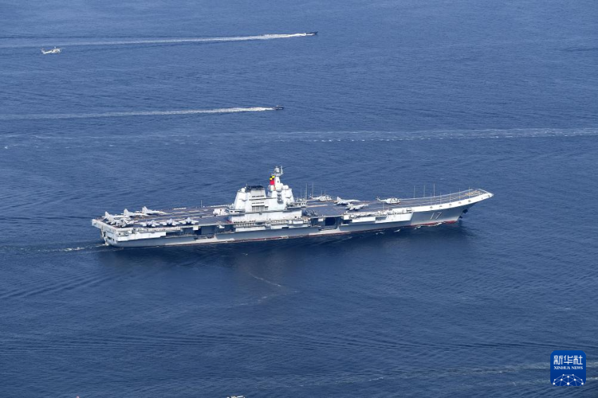 7月3日，中国海军山东舰航母编队抵达香港。这是山东舰行进在香港水域。
