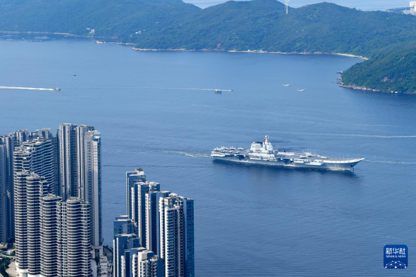7月3日，中国海军山东舰航母编队抵达香港。这是山东舰行进在香港水域。