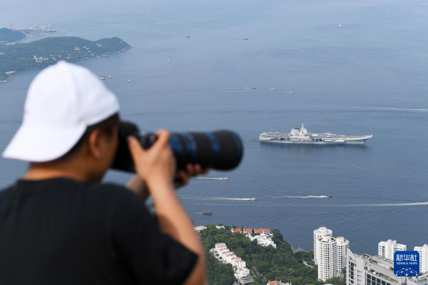 7月3日，中国海军山东舰航母编队抵达香港。这是山东舰行进在香港水域。