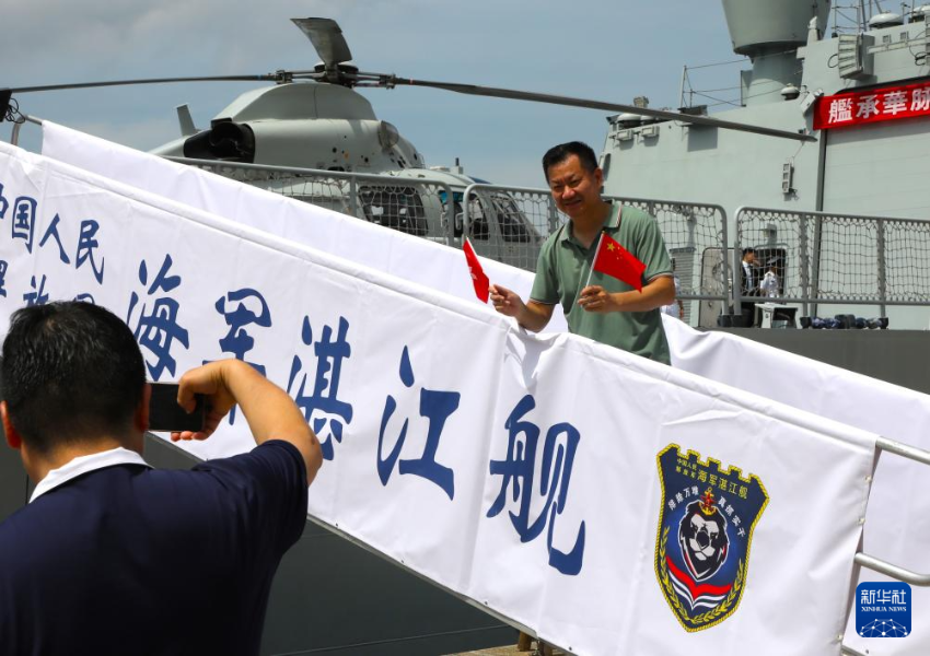 7月3日，香港市民登上湛江舰参观、拍照。