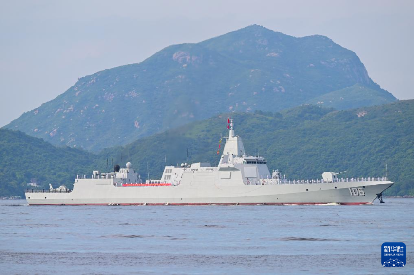 7月3日，海军延安舰行进在香港水域。