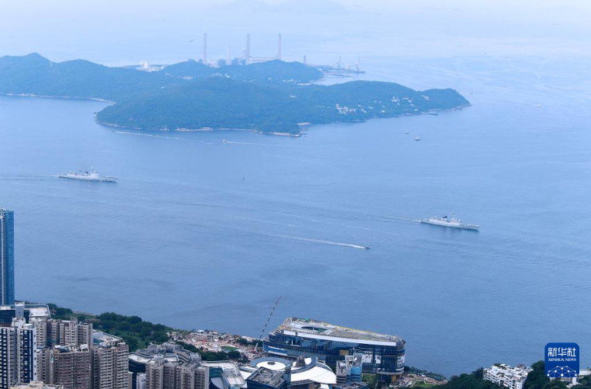 7月3日，海军运城舰（右）和湛江舰行进在香港水域。