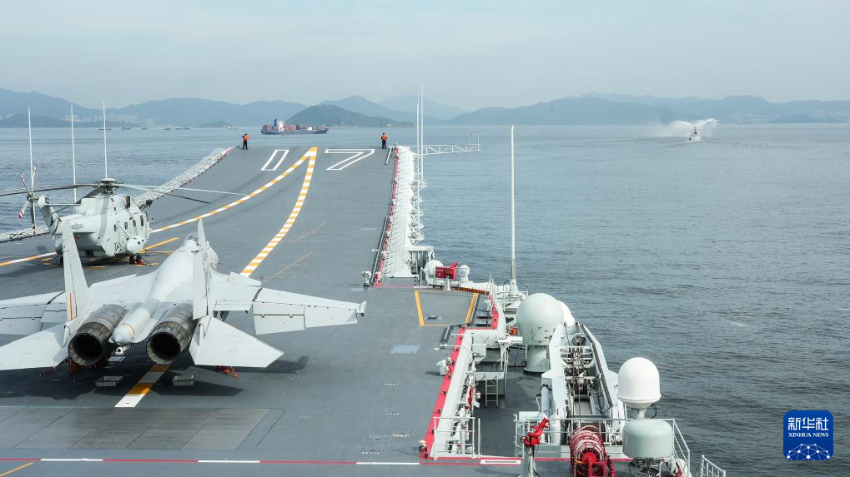 7月3日，中国海军山东舰航母编队抵达香港。这是特区政府消防船为舰艇编队举行水门礼。