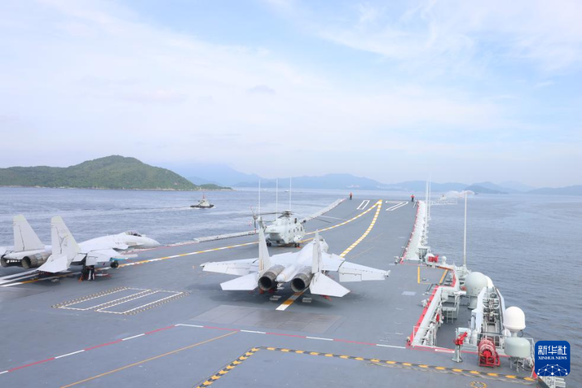 7月3日，中国海军山东舰航母编队抵达香港。