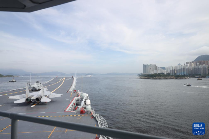 7月3日，中国海军山东舰航母编队抵达香港。这是山东舰缓缓驶入维多利亚港。