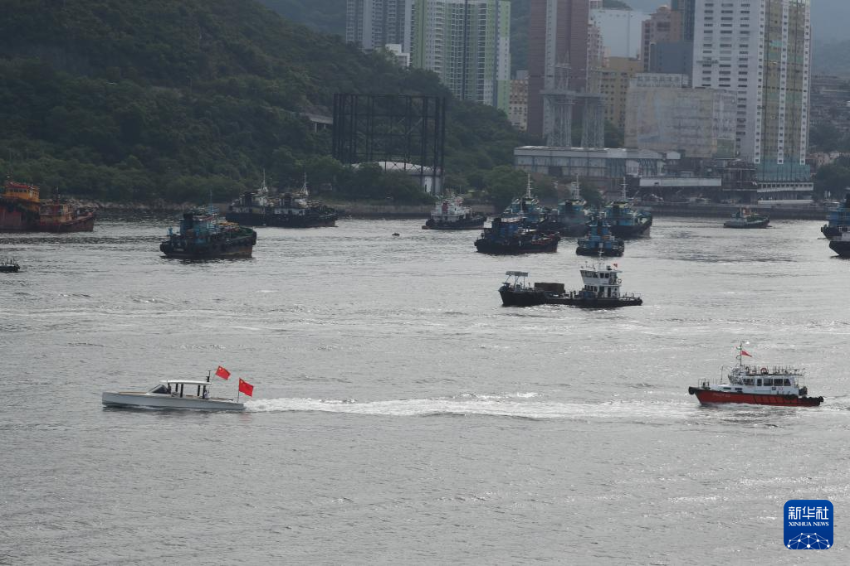 7月3日，中国海军山东舰航母编队抵达香港。这是民众驾驶民船随舰航行迎接航母编队。