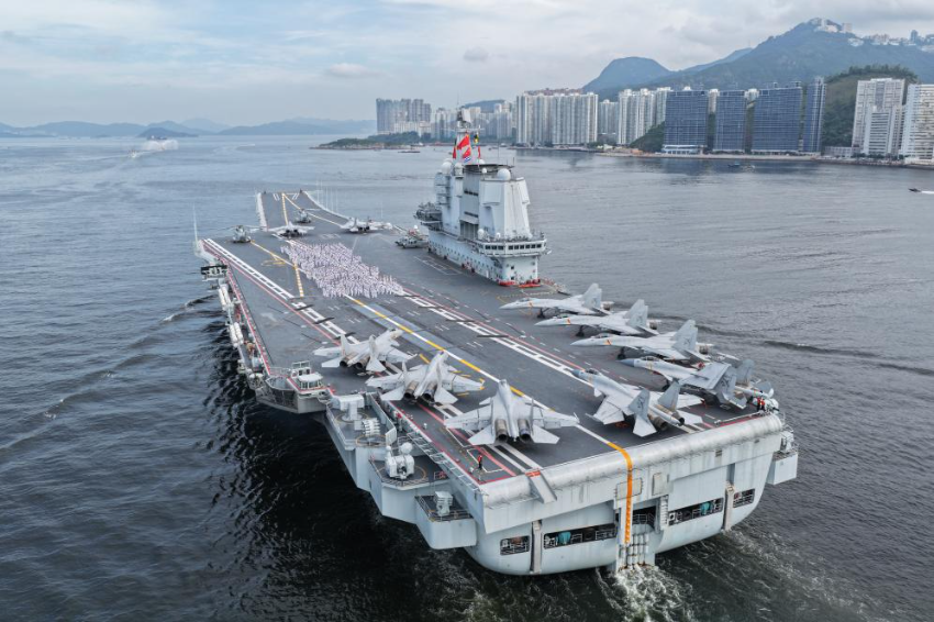 7月3日，中国海军山东舰航母编队抵达香港。这是山东舰官兵在飞行甲板上列队排出“国安家好”字样（无人机照片）。
