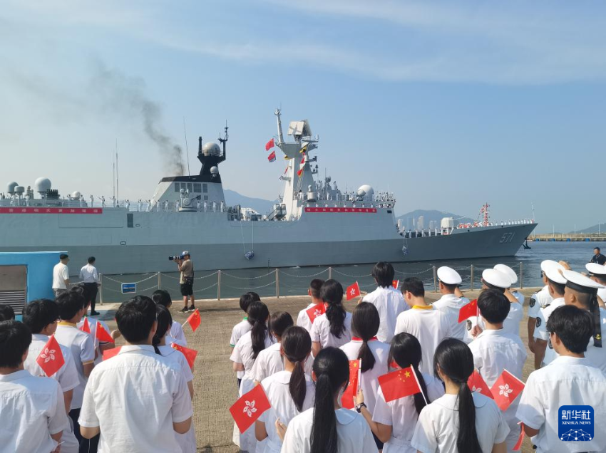7月7日，运城舰离开昂船洲军营码头，驻香港部队官兵和香港学生代表在码头送行。