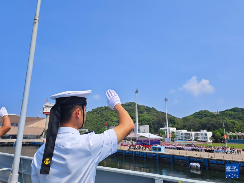 7月7日，湛江舰驶离昂船洲军营码头，士兵分区列队向前来送行的人群挥手告别。
