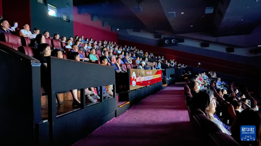 7月6日，观众在香港铜锣湾影艺戏院观看纪录片《里斯本丸沉没》首映场。