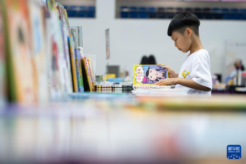 7月4日，小朋友在第二十八届澳门书市嘉年华上阅读。