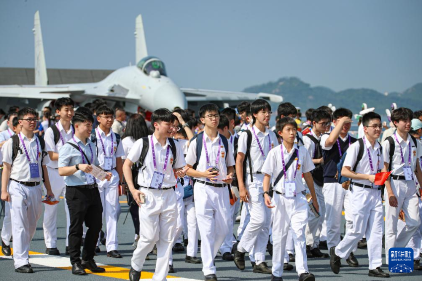 7月4日，锚泊在维多利亚港的山东舰对香港青少年学生开放。