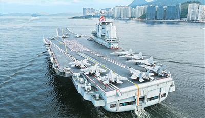 7月3日，海军山东舰航母编队抵达香港。