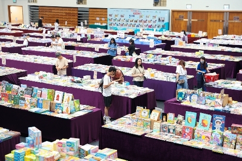 图为第28届澳门书市嘉年华展销万种出版物。