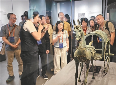 图为内地与港澳文旅界人士参观贵州省博物馆。