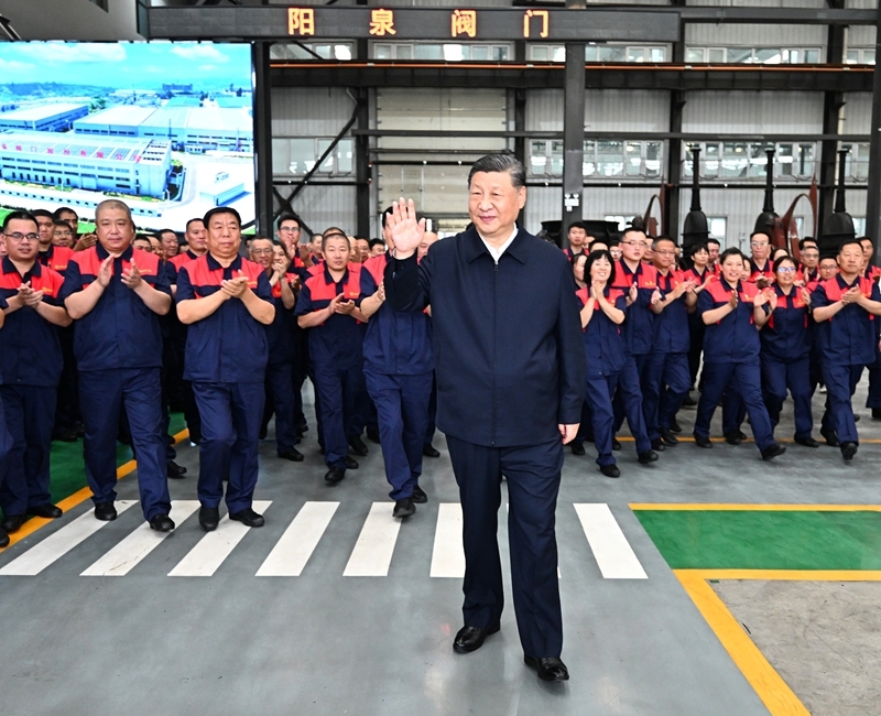 7月7日至8日，中共中央总书记、国家主席、中央军委主席习近平在山西考察。这是7日下午，习近平在阳泉阀门股份有限公司考察时，同企业员工在一起。图片来源：新华网