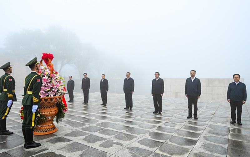 7月7日至8日，中共中央总书记、国家主席、中央军委主席习近平在山西考察。这是7日下午，习近平在位于阳泉市狮脑山的百团大战纪念碑广场，向八路军烈士敬献花篮。图片来源：新华网