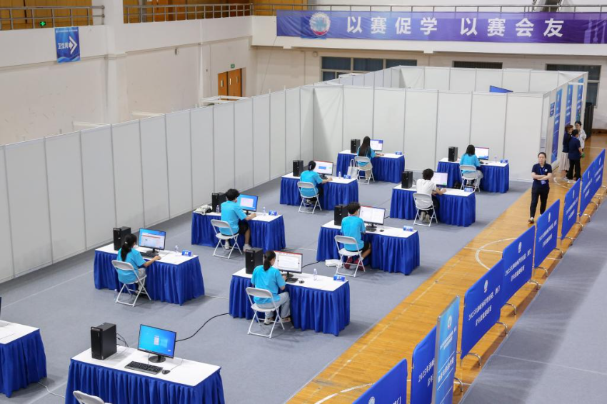 7月8日在上海第二工业大学拍摄的邀请赛现场。