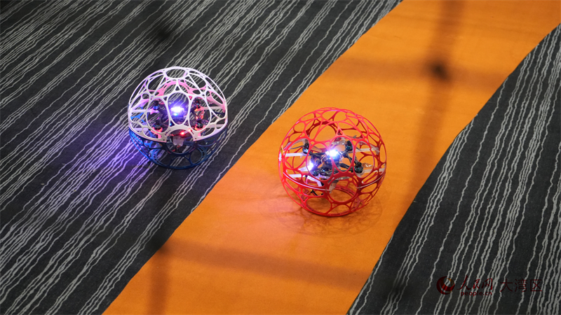 无人机足球准备起飞。