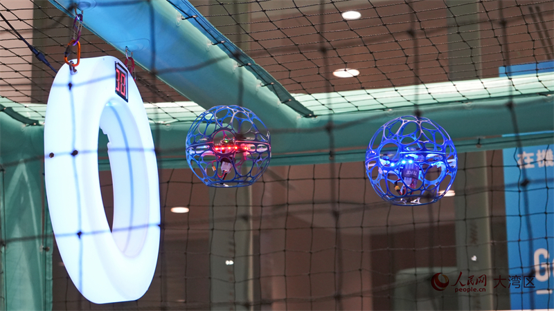 几架在镂空球体内的无人机展开攻防。