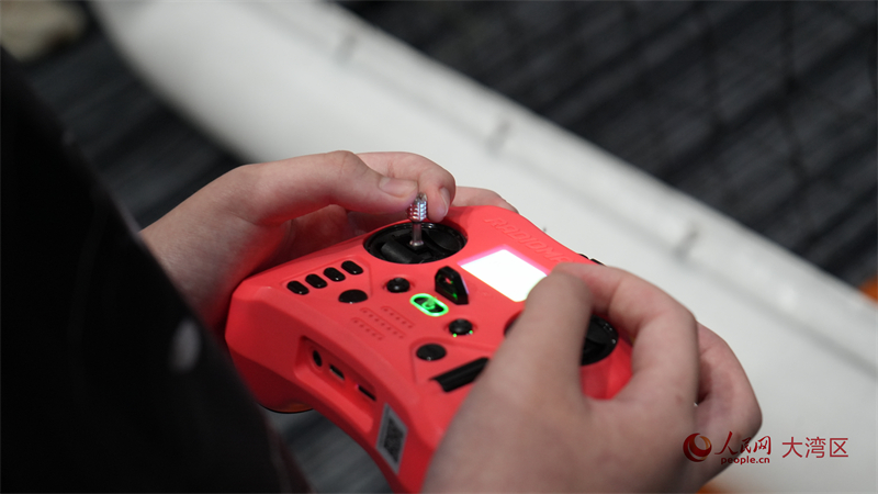 选手正在操作遥控器。