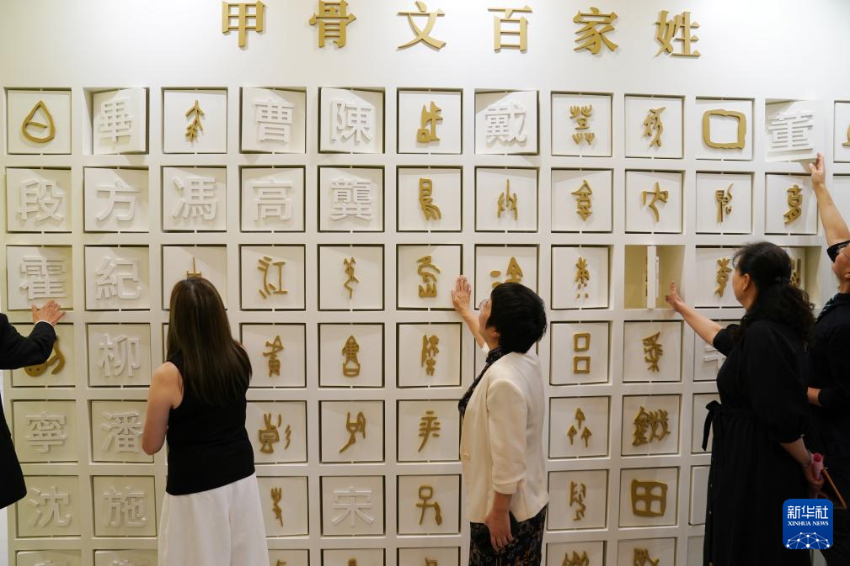 这是7月11日在香港中央图书馆拍摄的展览现场。