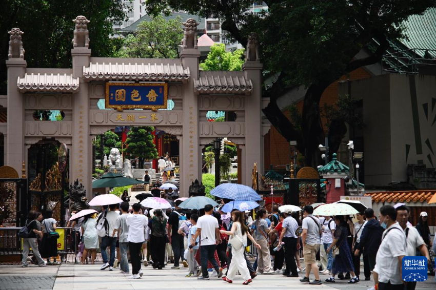 7月12日，善信及中外游客络绎不绝来到香港啬色园黄大仙祠参观。