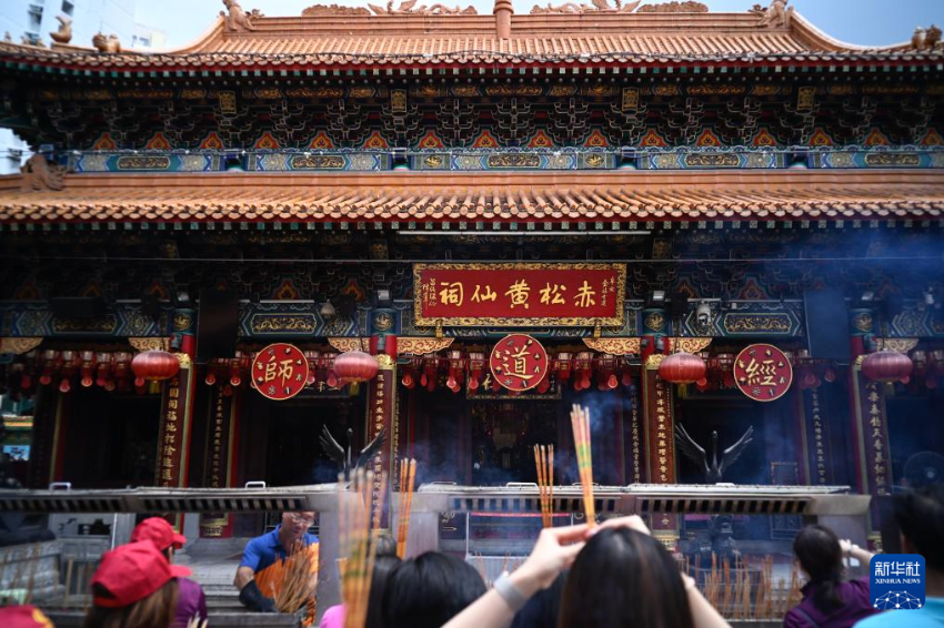 这是7月12日拍摄的香港九龙黄大仙区啬色园黄大仙祠。
