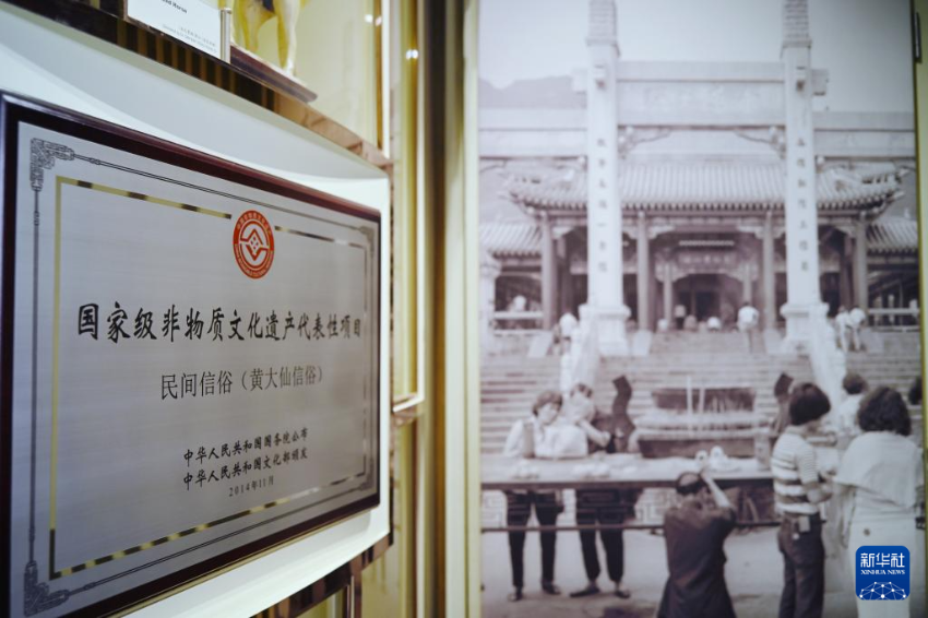 这是7月12日拍摄的香港黄大仙信俗文化馆陈列的国家级非物质文化代表性项目牌匾及黄大仙祠老照片。