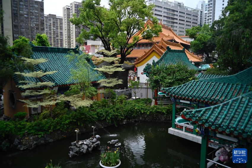 这是7月12日拍摄的香港九龙黄大仙区啬色园黄大仙祠。