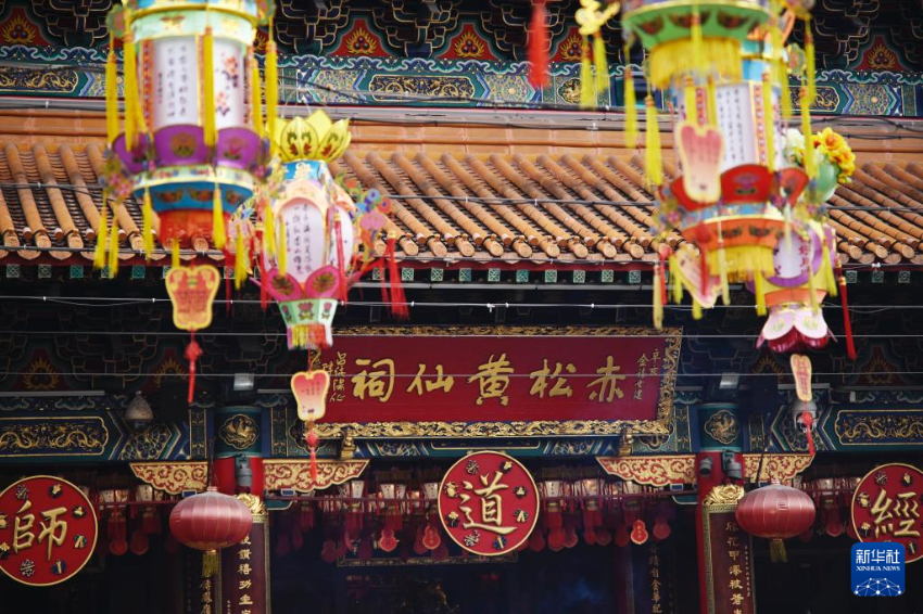 这是7月12日拍摄的香港九龙黄大仙区啬色园黄大仙祠。