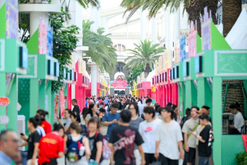 7月11日，2025澳门国际美食之都嘉年华上游客摩肩接踵。