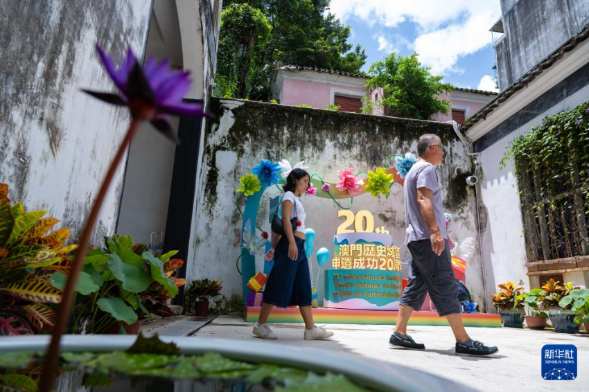 2025年7月13日，游客在澳门郑家大屋游览。