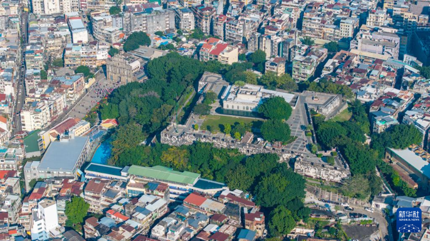 这是2024年12月2日拍摄的澳门大三巴牌坊和大炮台（无人机照片）。
