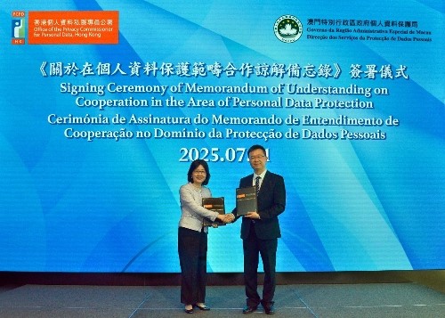 图为钟丽玲（左）与杨崇蔚（右）签署备忘录。