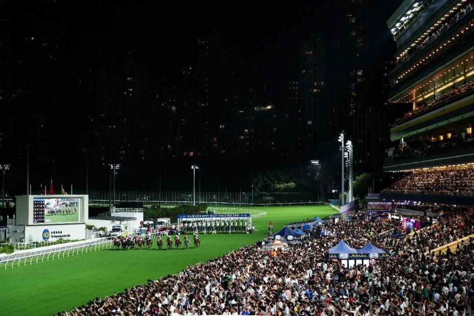 当日香港跑马地马场气氛热烈。