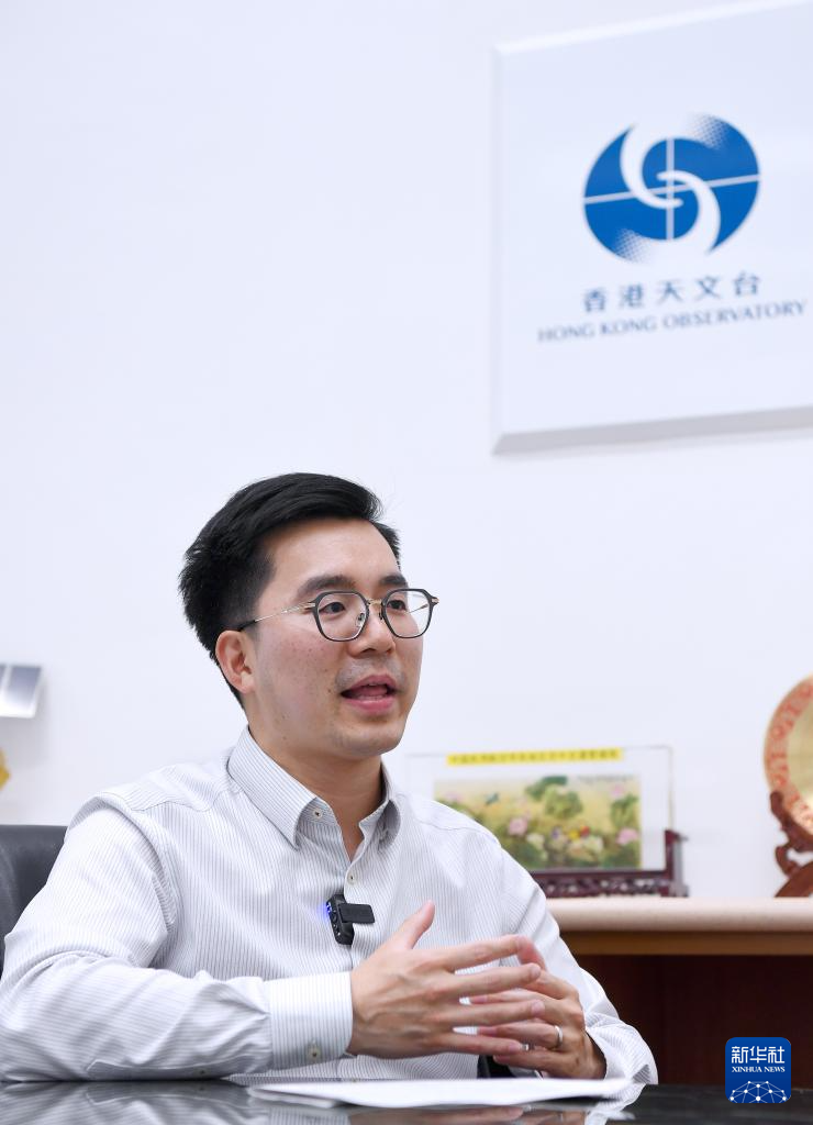 香港天文台科学主任梁浩明接受记者采访（2025年5月20日摄）。 