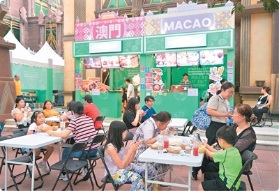 食客在“澳门国际美食之都嘉年华”用餐区享用美食。