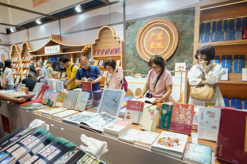 7月16日，市民在书展上阅读。