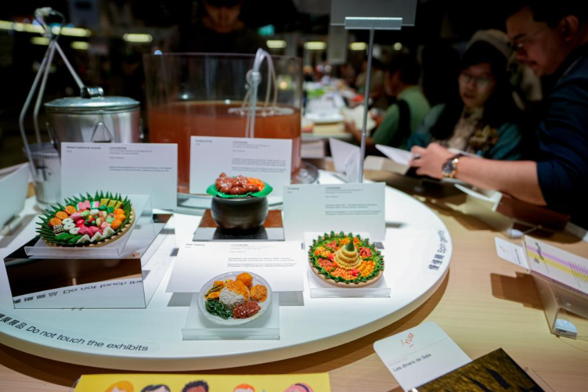 7月17日，市民在参观互动展览。第35届香港书展以“饮食文化·未来生活”为主题，并设互动展览，展出饮食文学作品，同时探索未来科技带来的新饮食文化。