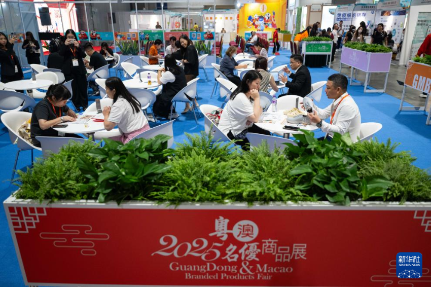 7月24日，与会者在2025粤澳名优商品展产品推介区及商业配对区上洽谈。