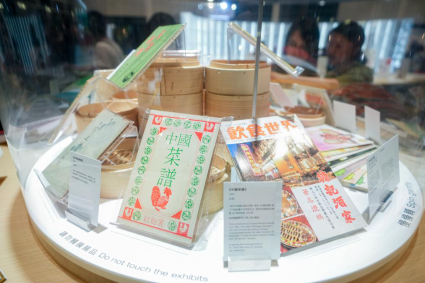 7月17日，市民在参观互动展览。