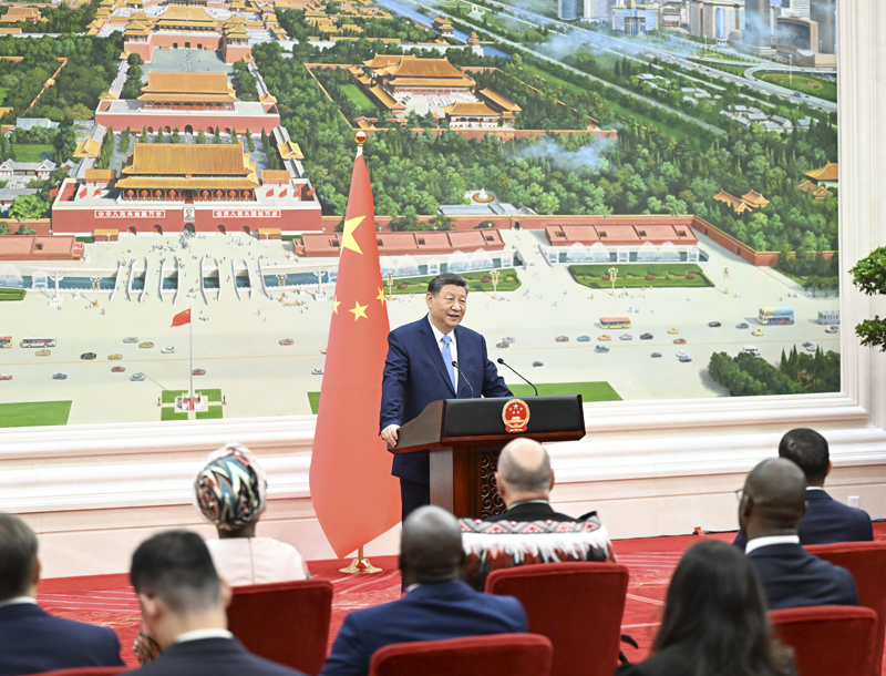 7月25日上午，国家主席习近平在北京人民大会堂接受16位驻华大使递交国书。这是仪式结束后，习近平在北京厅对使节们发表讲话。图片来源：新华网