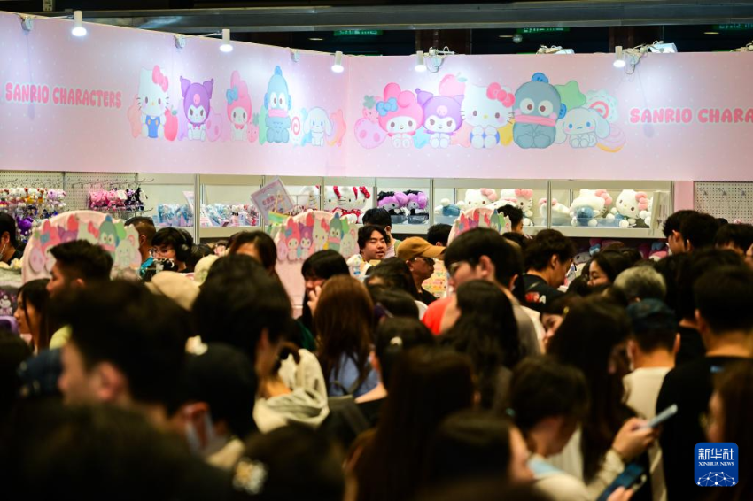 7月25日，人们在第26届香港动漫电玩节上参观。