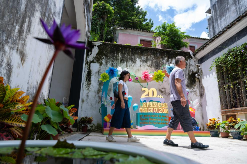 2025年7月13日，游客在澳门郑家大屋游览。