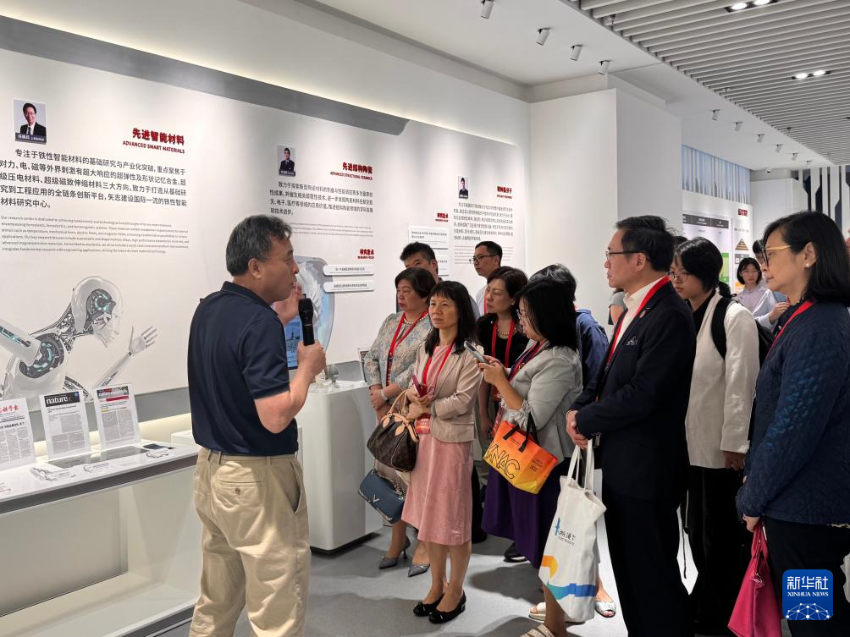 7月25日，第二届浙港现代专业服务合作会议前夕，来自香港的嘉宾考察走访甬江实验室。 