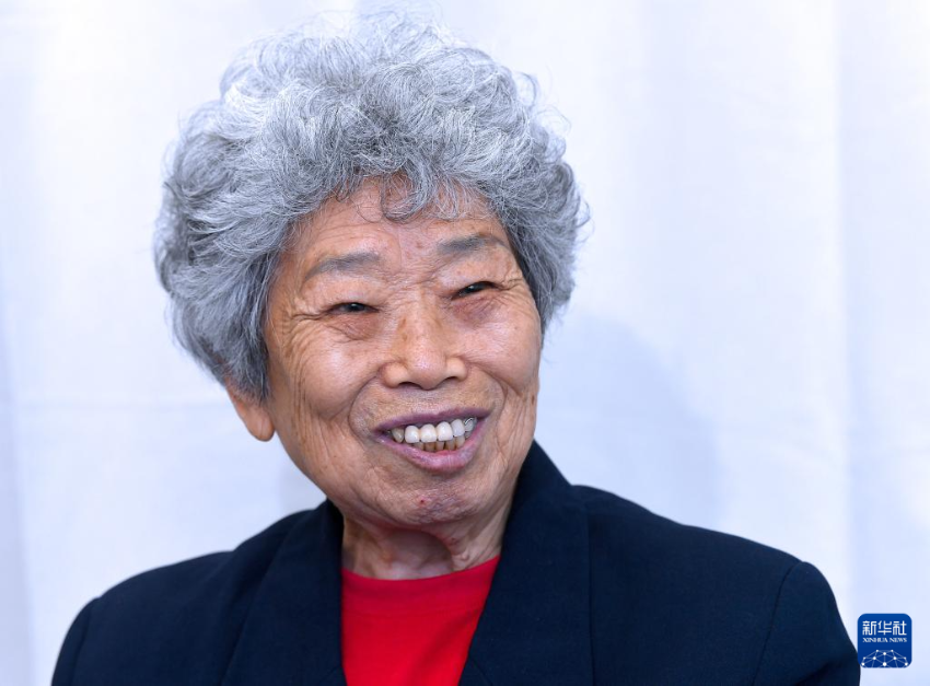 6月24日，在香港屯门欣田邨服务处，90岁的抗日老战士林珍接受记者采访。