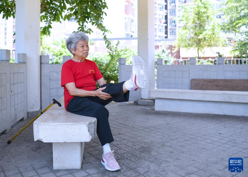 6月24日，香港屯门欣田邨，90岁的抗日老战士林珍在锻炼身体。