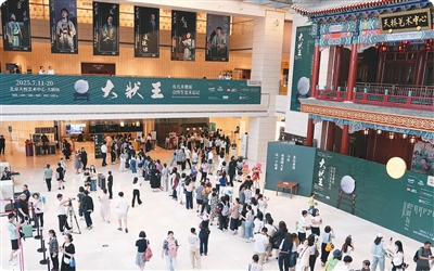 《大状王》北京演出开场前，观众排队购买纪念品。