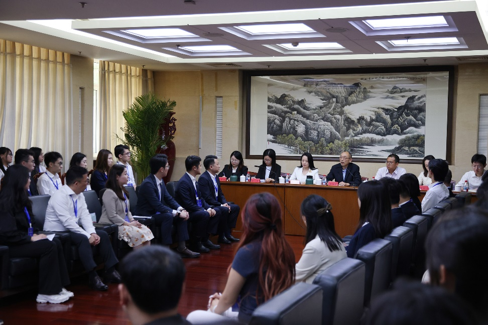 图为交流周学员拜访中央港澳办并举行座谈会。